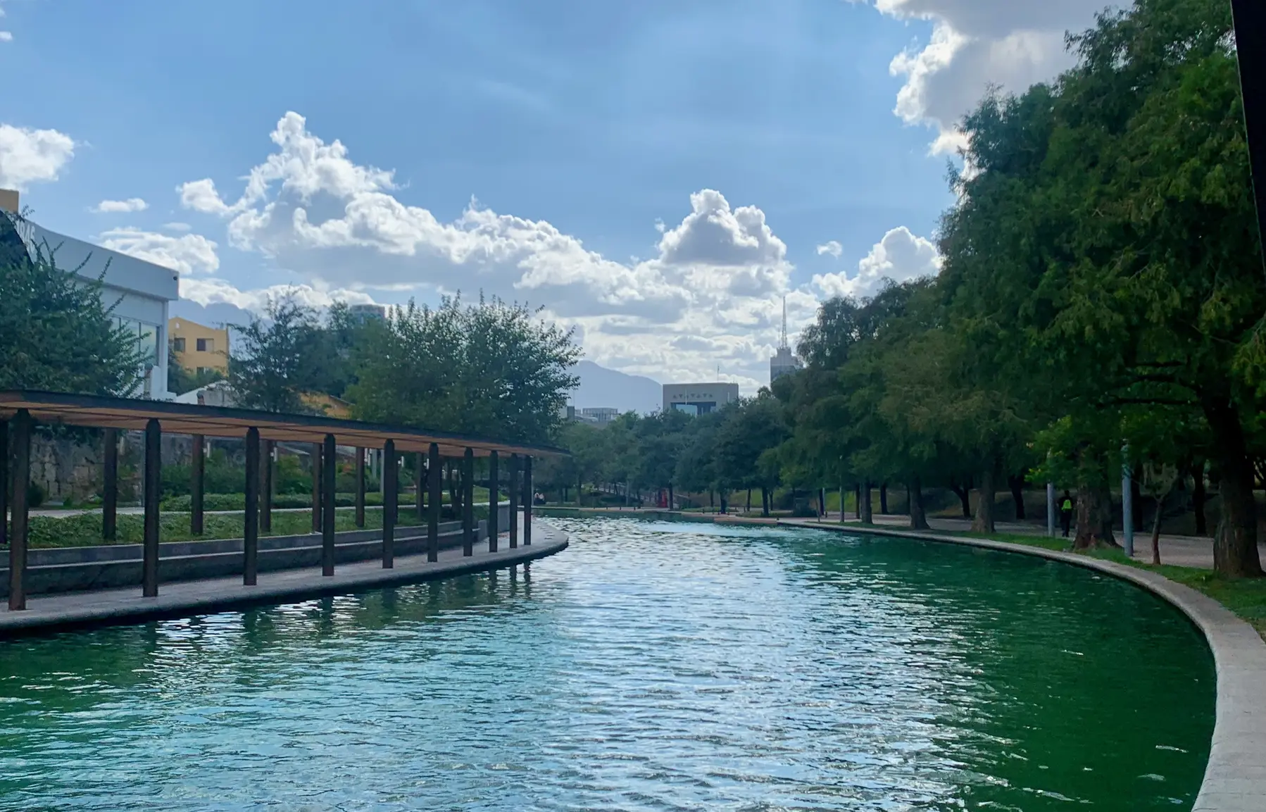 Santa Lucia riverwalk 和一条人造小河。