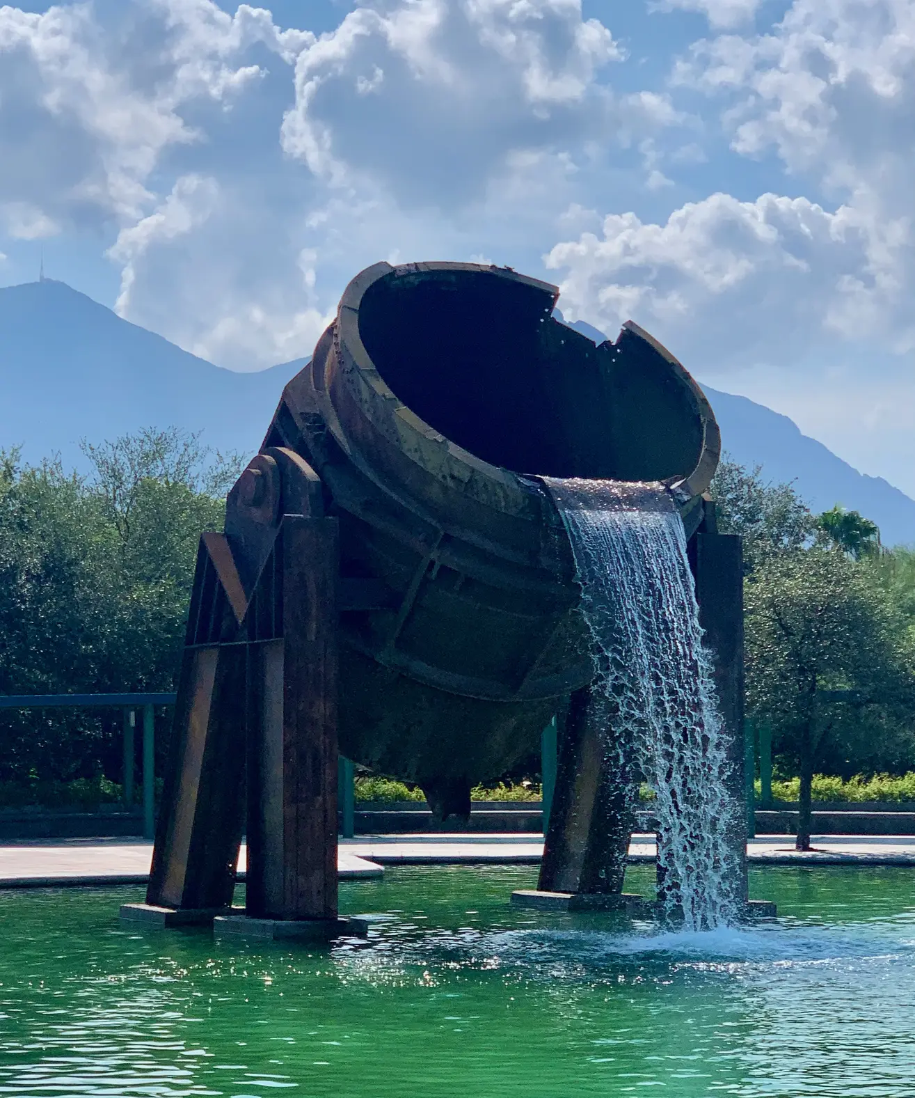 <p>公园深处的大铁桶（Olla de Vaciado #9 Crisol）。听说这地方晚上会有喷泉，还有灯大灯亮灯会闪。这里的水和之前提到的 Santa Lucia riverwalk 的水是连起来的。Google map 上放的是一个威武大气的大铁桶，我第一眼看小铁桶的时候以为是我拍摄方式不对，后来才知道原来两者不是一个东西……</p>
