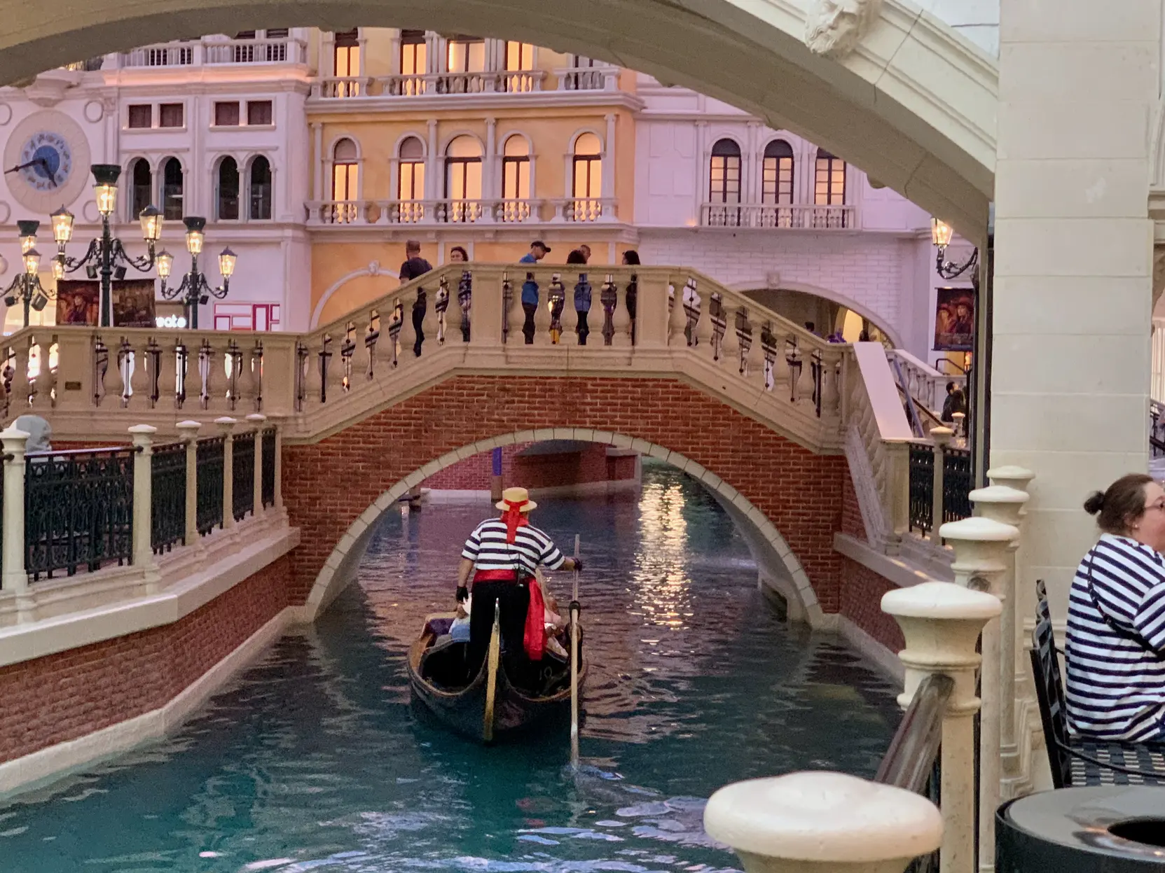 <p>为了保证视觉效果不受外界天气、阳光影响，他们没用室外采光，自己用灯光模拟出了对应的效果。注意这里是室内二楼……</p>
