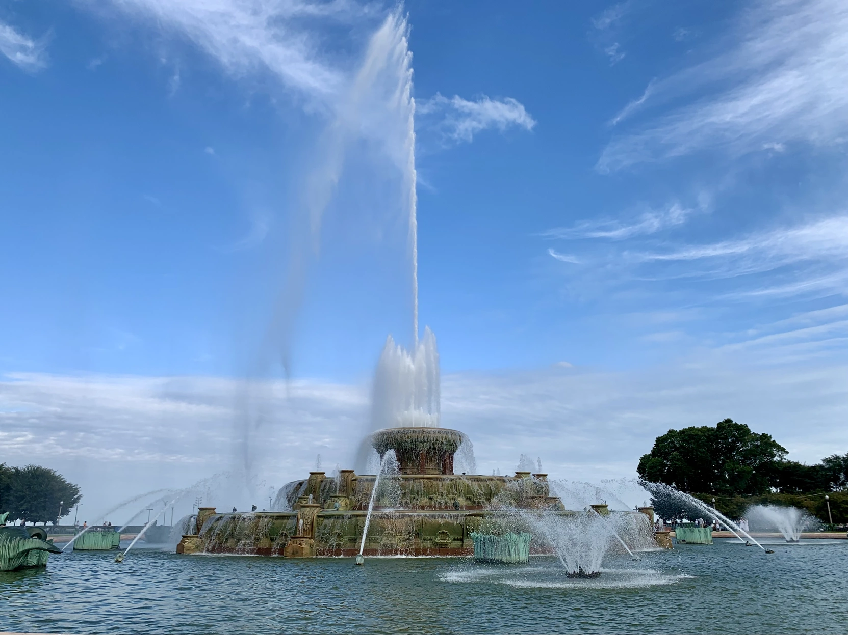 <p>Buckingham Fountain，在 Grant Park 里</p>
