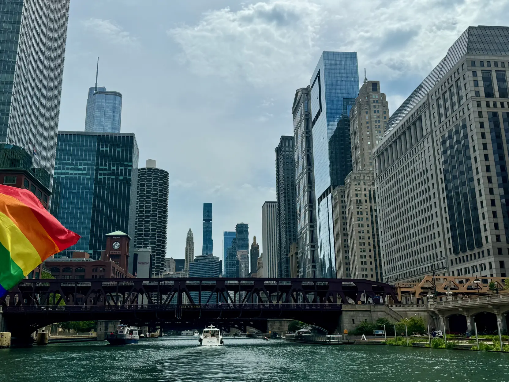 <p>第一次坐芝加哥这个旅游小船</p>
