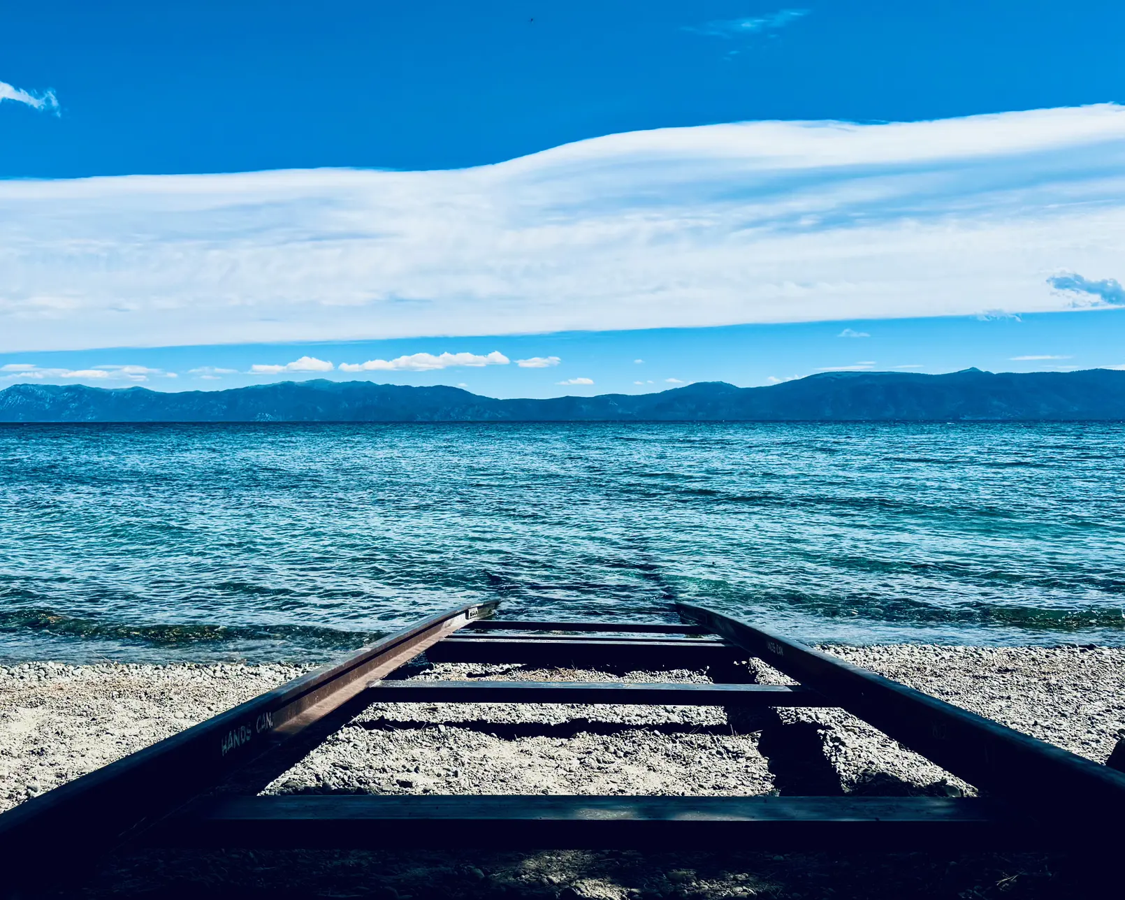 <p>铁轨，湖，与云</p>
