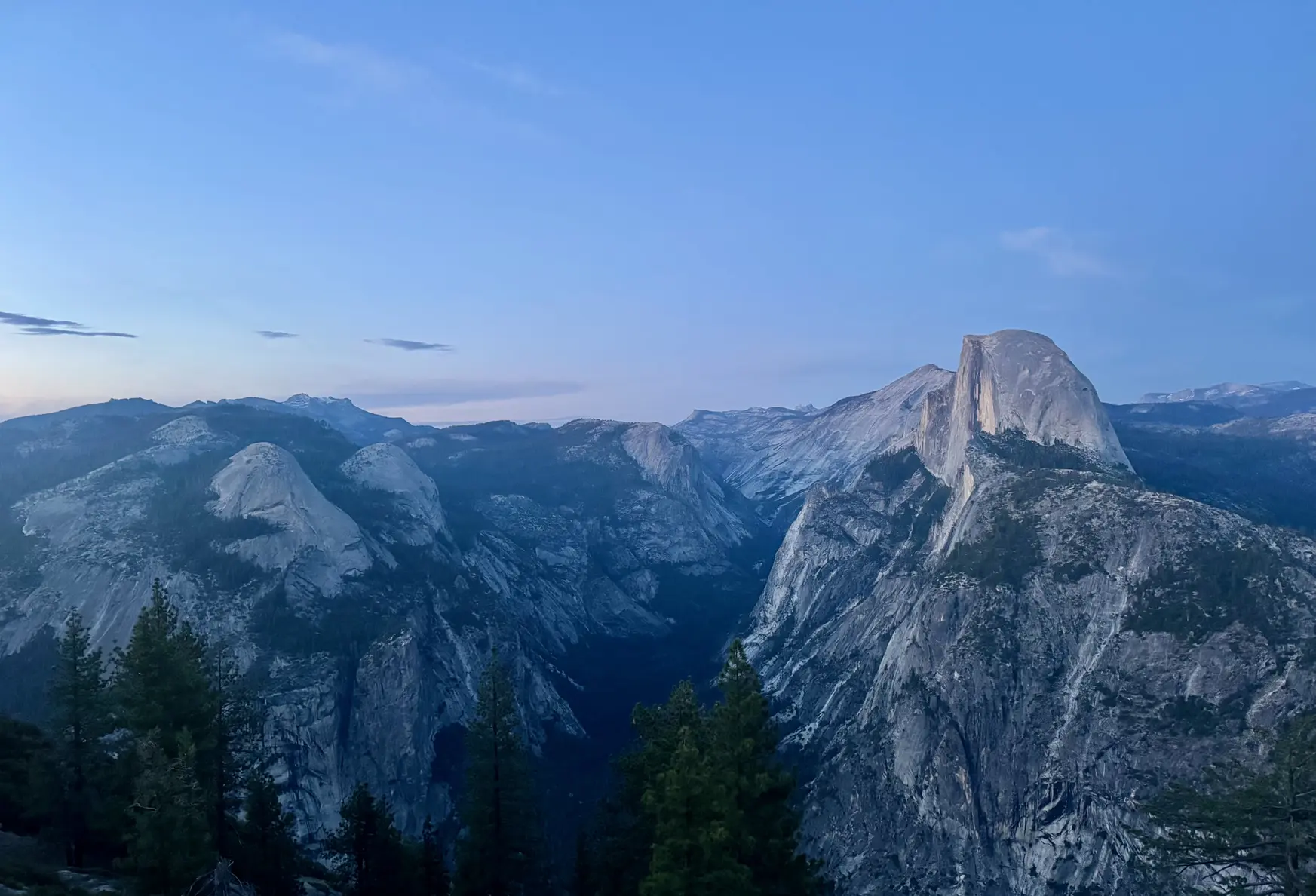 <p>Blue hour 时刻的 Glacier Point 景色。左边三座山峰的样子很像 emoji</p>
