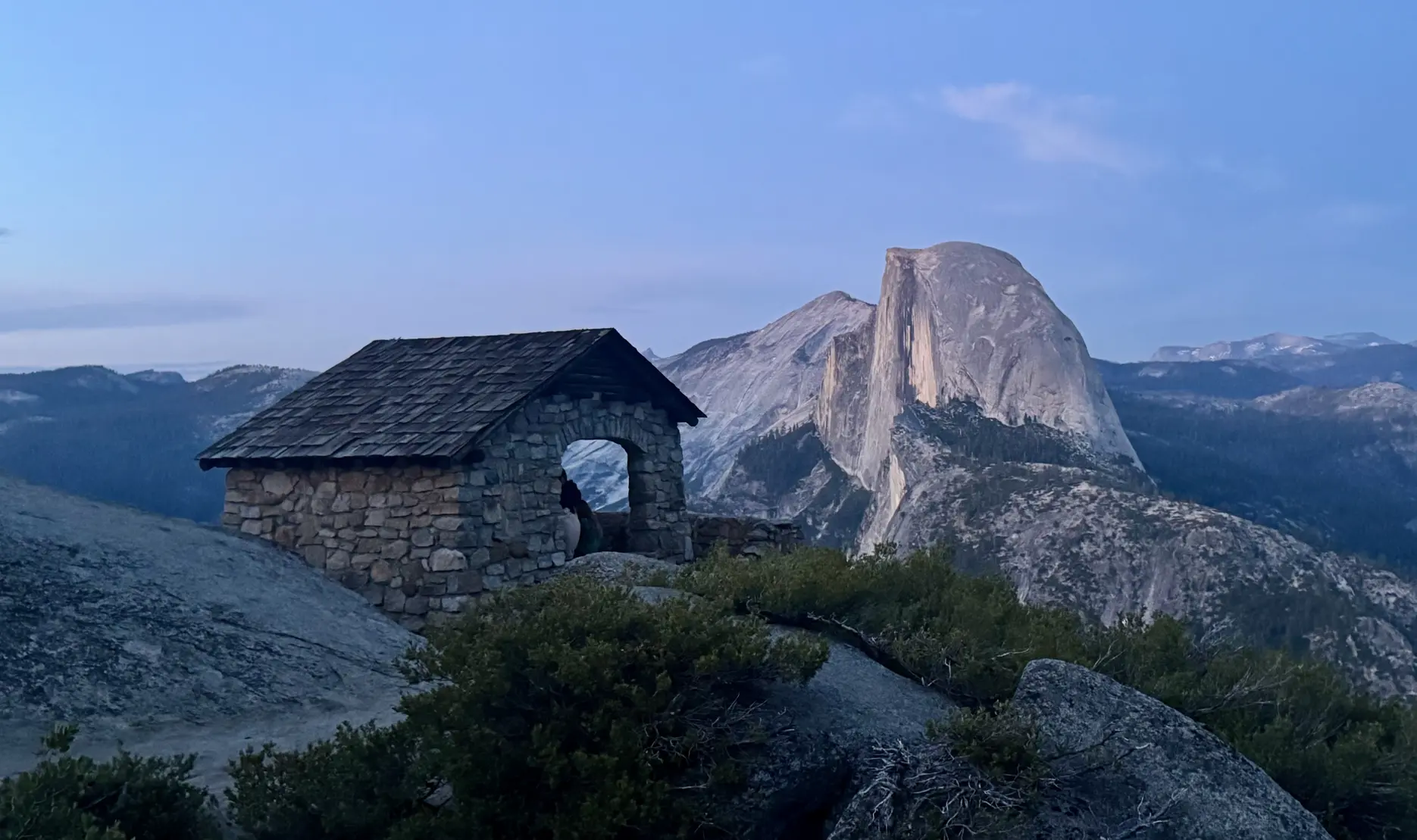 <p>Glacier Point 上还有座小房子，于是试图把它和 Half Dome 拍在一起</p>
