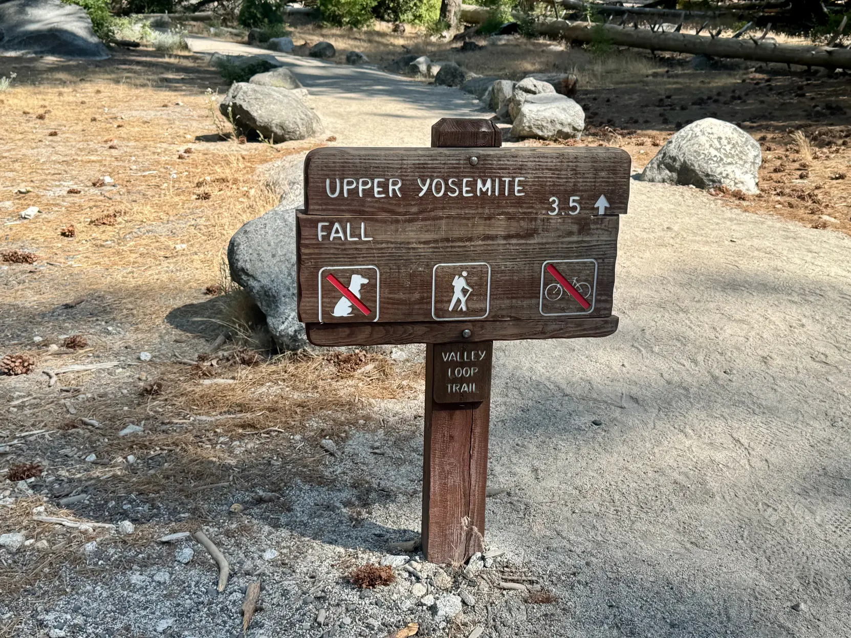 <p>Upper Yosemite Fall Trailhead。这时候的我还不知道即将面对什么</p>
