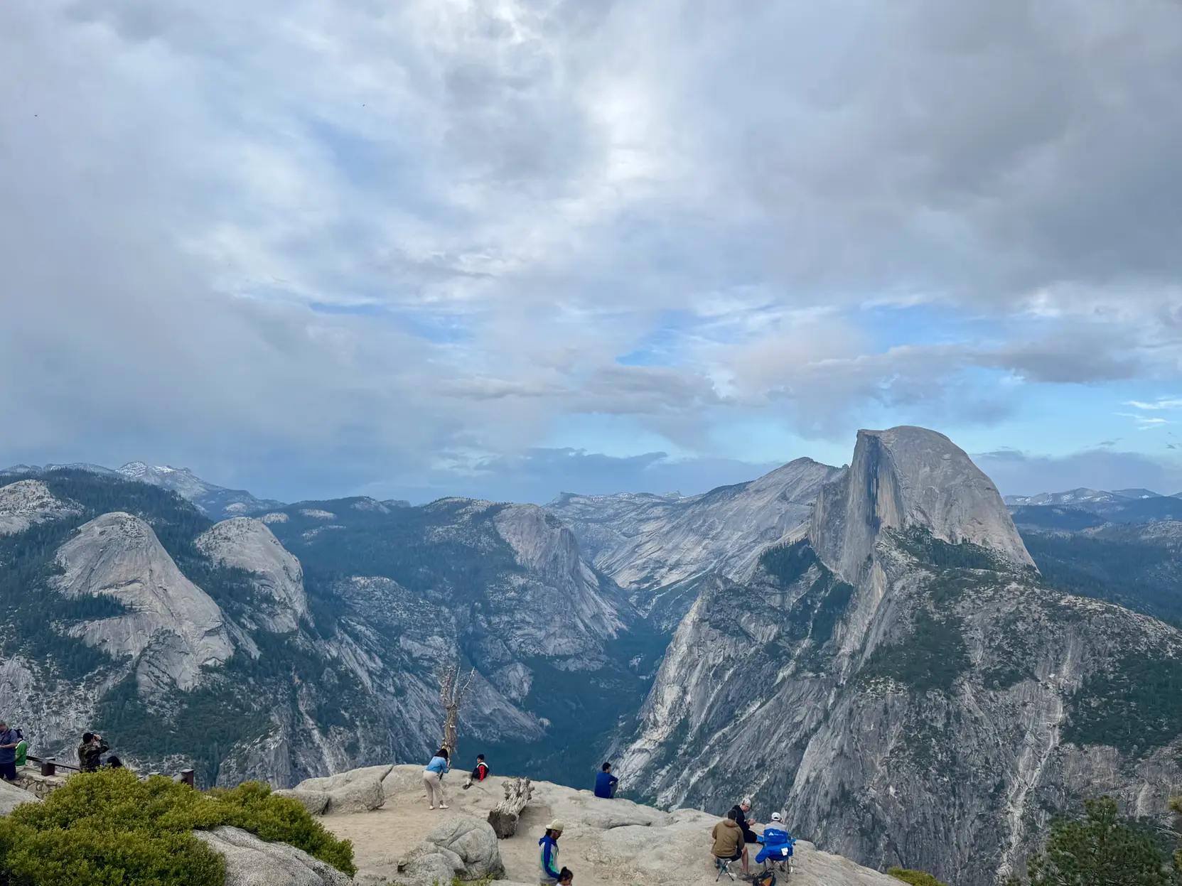 <p>阴天的 Glacier Point</p>

