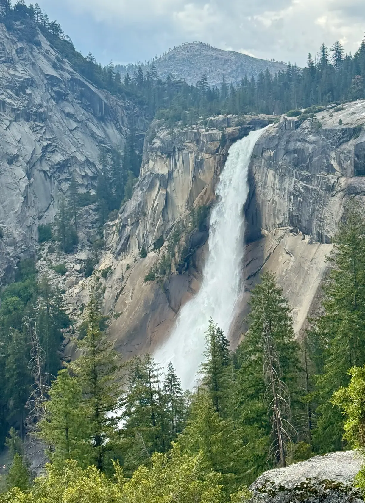 <p>John Muir Trail 上看 Nevada Fall</p>

