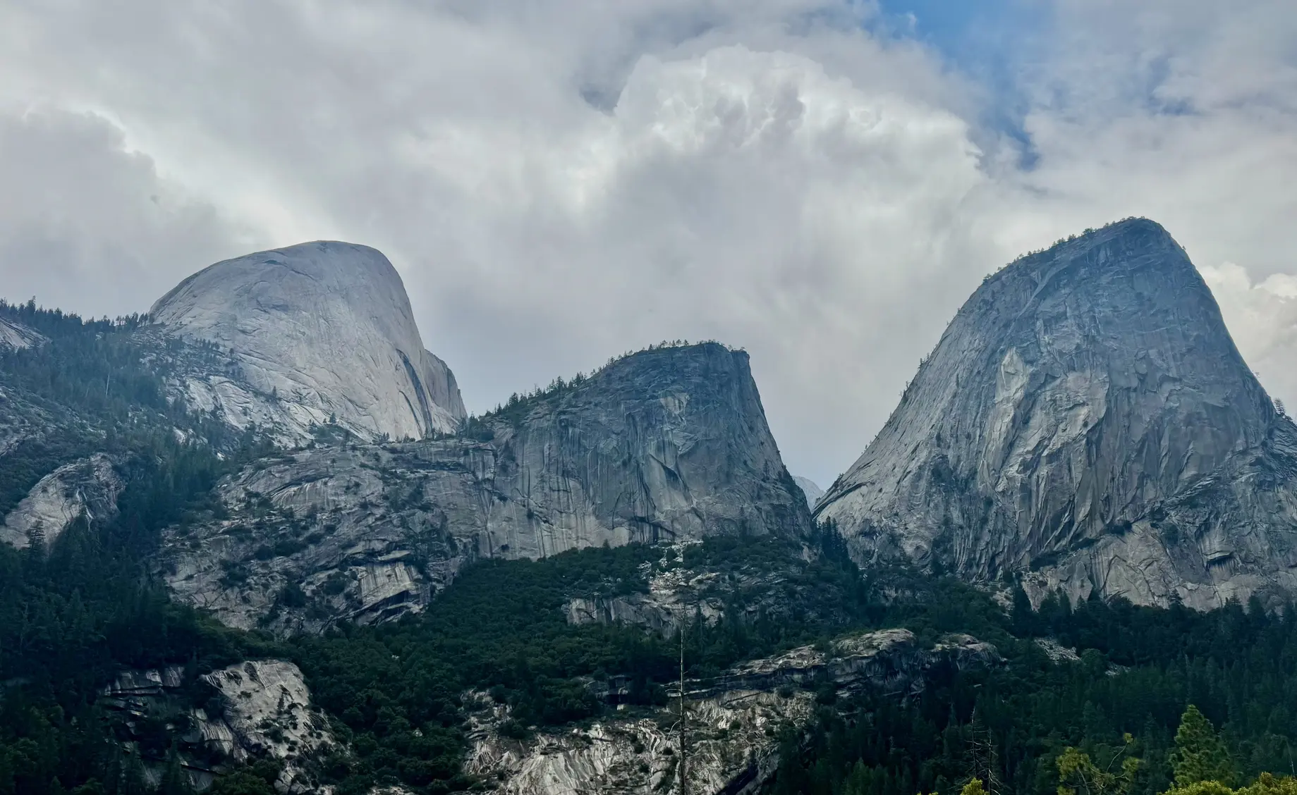 <p>在 Clark Point 拍 Grizzly Peak，Mt Broderick，Literty Cap 三兄弟</p>
