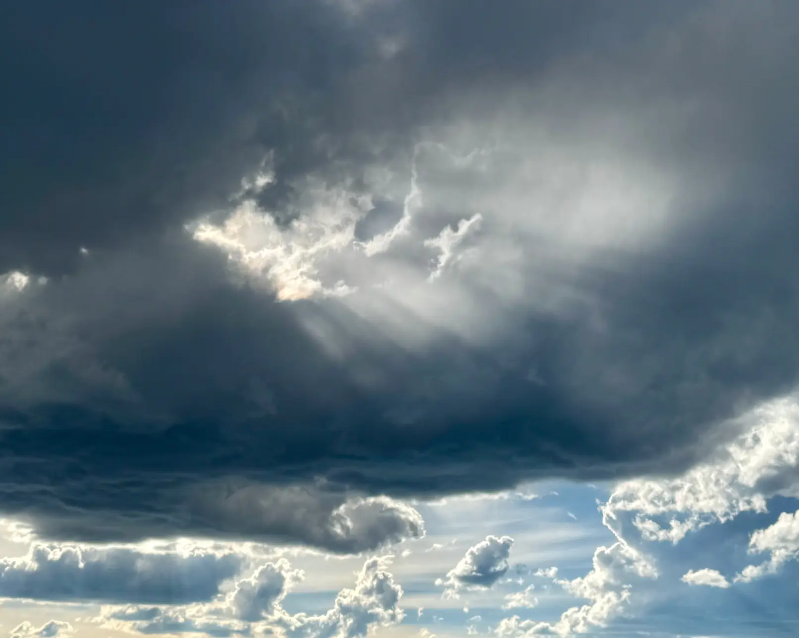 <p>散落的阳光，穿过了云</p>
