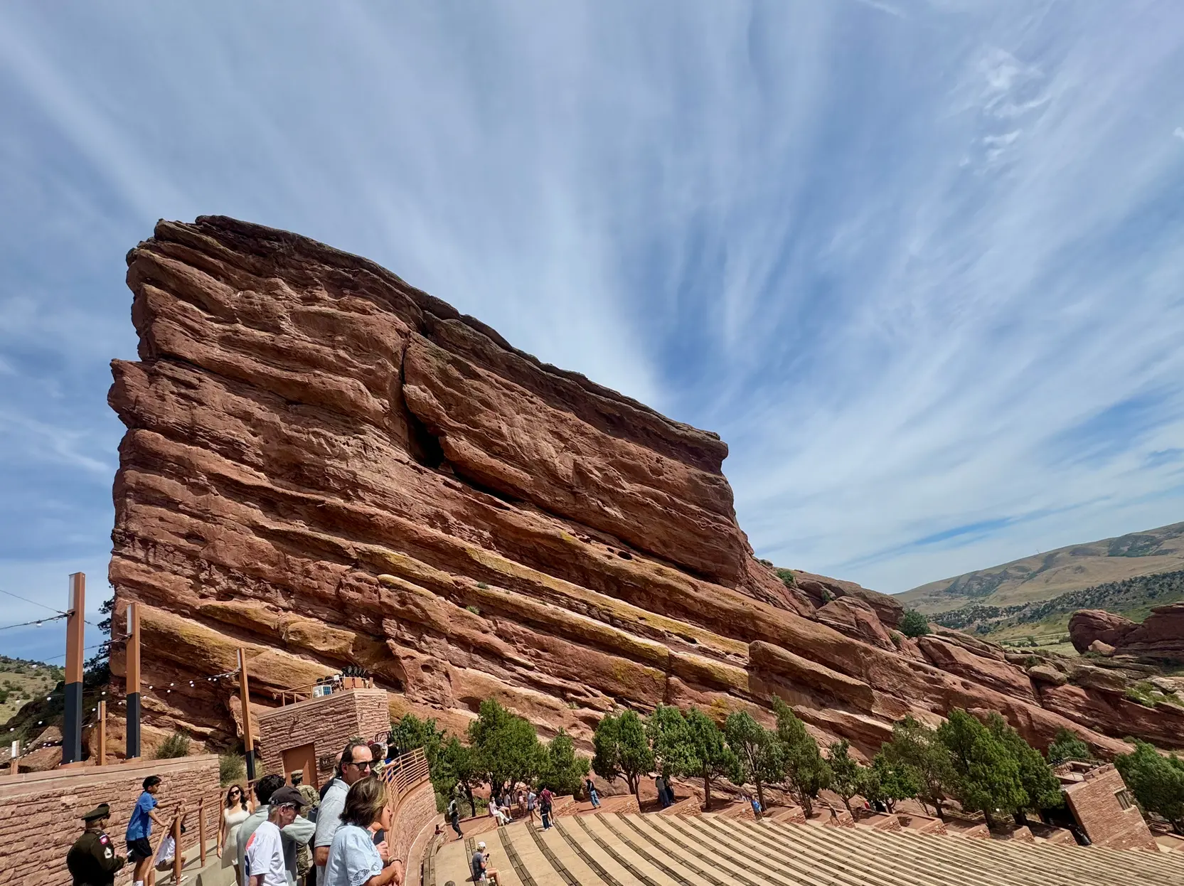 <p>Ship Rock。这张照片我很满意，背景的云和前景的石头都有各自的纹路</p>
